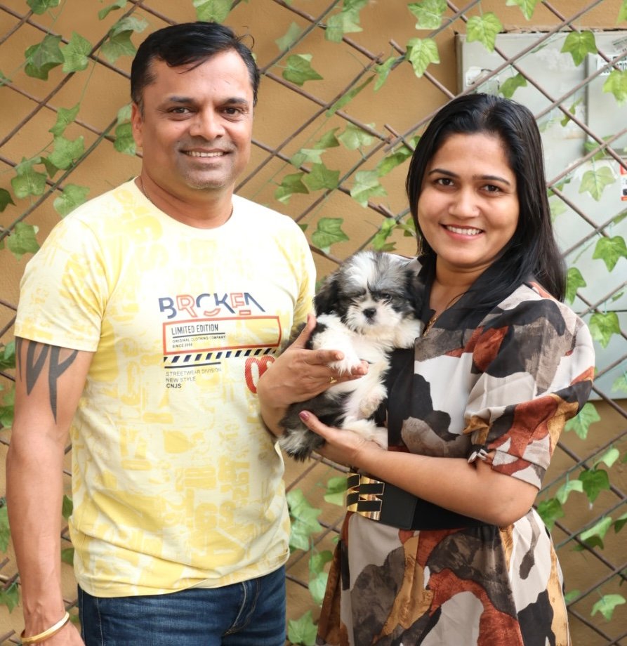Happy customer with their new puppy from PuppiesHub